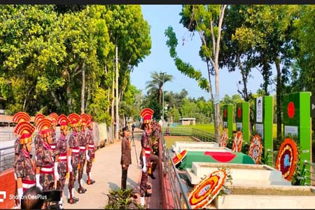 বীরশ্রেষ্ঠ নূর মোহাম্মদের কবরে পুষ্পস্তবক অর্পণ ও গার্ড অব অনার প্রদান