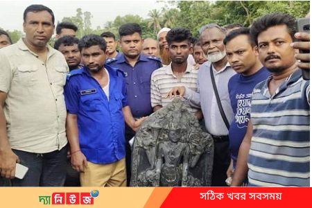 ফরিদপুরে কষ্টি পাথরের বিষ্ণু মূর্তি উদ্ধার করেছে পুলিশ