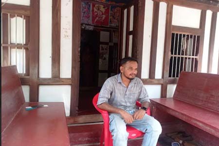 প্রেমিকার বাড়ীতে প্রেমিকের অনশন