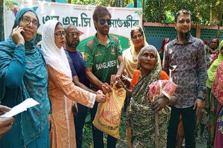 সাতক্ষীরায় পানিবন্ধী মানুষের মাঝে এস এস সি ৯১ ব্যাচের খাদ্য সামগ্রী বিতরণ