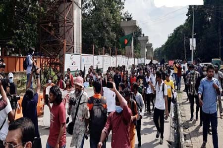 প্রধানমন্ত্রীর কার্যালয় অভিমুখে আন্দোলনকারীদের কালো পতাকা মিছিল