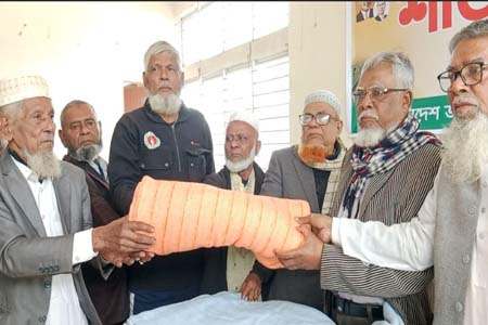 মুক্তিযোদ্ধা পরিবারের মাঝে কম্বল