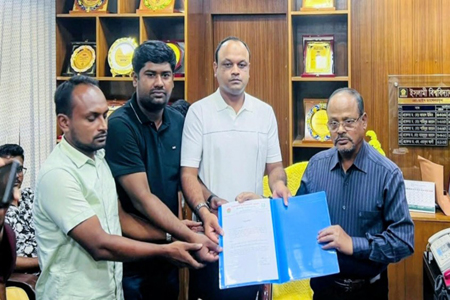 সড়ক সংস্কার ও রেলপথ চালুর দাবিতে ইবি ছাত্রদলের স্মারকলিপি