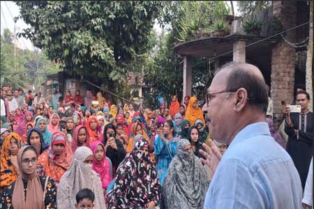 নারী ভোটারদের হৃদয় জয় করলেন মফিকুল হাসান তৃপ্তি