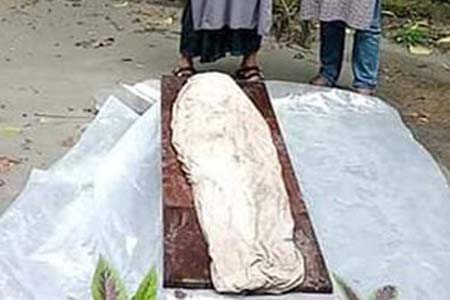 কাফনের কাপড়সহ অক্ষত