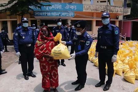 বগুড়ায় উদ্ধার হওয়া চাল পুলিশের ব্যবস্থাপনায় দরিদ্র জনগোষ্ঠীর মাঝে বিতরন