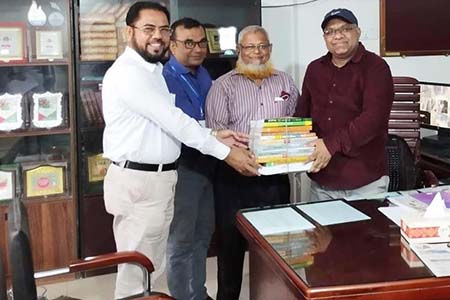 পাবলিক লাইব্রেরীতে বই