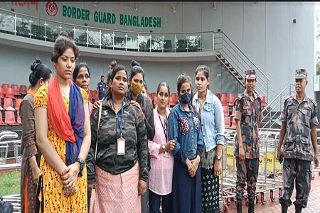 ভারতে পাচারের শিকার ৭ নারীকে ৩ বছর পর বেনাপোলে হস্তান্তর