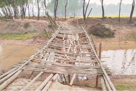 একটি ফুট ব্রীজের অভাবে ঝুঁকিপূর্ণ পারাপার