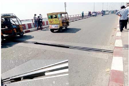 সেতুর দুই স্পানের মাঝখানের লোহার পাত  খুলে নিয়েছে দুর্বৃত্তরা *ঝুঁকি নিয়ে যানবাহন চলাচল