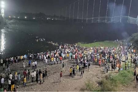 ভেঙে পড়ে সেতু