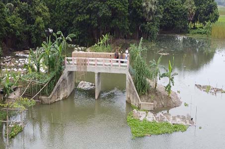 কোটি টাকার সেতুর দুইপাশে নেই রাস্তা, চলাচলের উপযোগী করার দাবি স্থানীয়দের