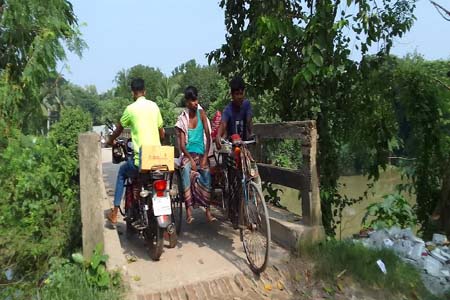 মধুখালীতে চন্দনা নদীর সরু ব্রিজে নিত্য যানজট