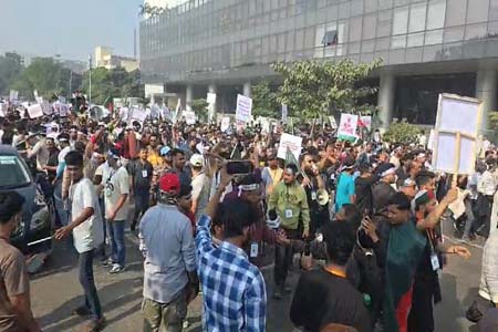 মোবাইল ব্যবসায়ীদের অবস্থান