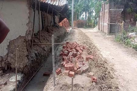 রাস্তার জায়গা দখল করে স্থাপনা