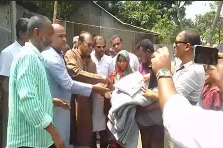 আগুনে পুড়ে যাওয়া বাড়ি পরিদর্শন