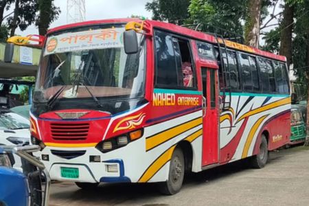 বোরকাপরা নারীর ইশারায় থামে বাস, ২০ মিনিটে ৫৭ লাখ টাকা লুট