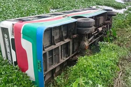 নিয়ন্ত্রণ হারিয়ে বাস খাদে