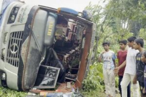 কালীগঞ্জে বাস নিয়ন্ত্রন হারিয়ে খাদে পড়ে ২০ জন আহত