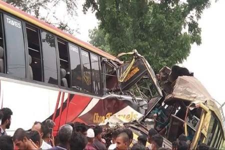 বাসের মুখোমুখি সংঘর্ষে চালক নিহত