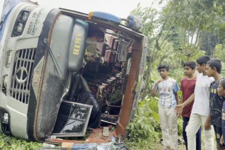 কালীগঞ্জে বাস নিয়ন্ত্রন হারিয়ে খাদে পড়ে ২০ জন আহত