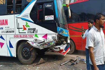 প্রাইভেটকার ও বাসের মুখামুখি