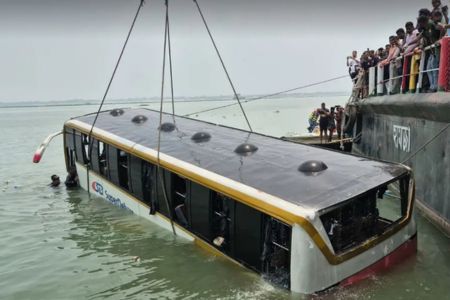 দৌলতদিয়া ফেরিঘাট থেকে পদ্মায় ডুবে যাওয়া বাস উদ্ধার