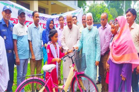 ধামইরহাটে শিক্ষার্থীদের মাঝে প্রধানমন্ত্রীর বাই সাইকেল উপহার