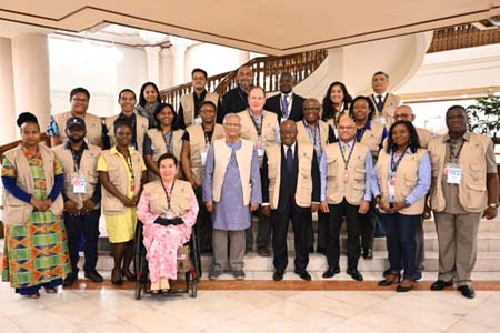 প্রধান উপদেষ্টার সঙ্গে কমনওয়েলথ নির্বাচন পর্যবেক্ষক