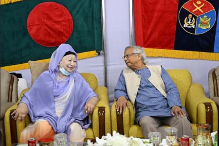 খালেদা জিয়ার সঙ্গে একান্ত বৈঠকে প্রধান উপদেষ্টা