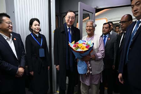 বেইজিংয়ে পৌঁছেছেন প্রধান উপদেষ্টা