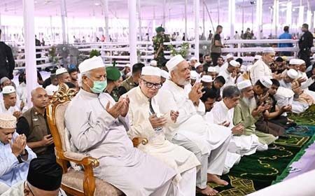 নামাজ আদায় করলেন প্রধান উপদেষ্টা