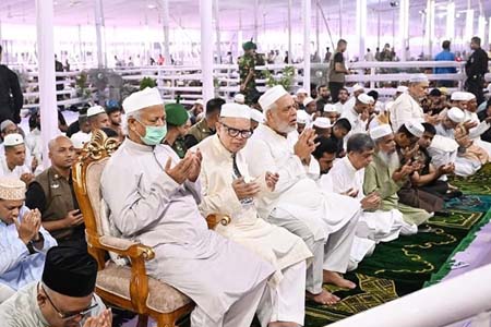 নামাজ আদায় করলেন প্রধান উপদেষ্টা