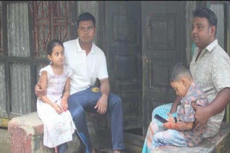জিম্মি জাহাজে দস্যুরা খাবারে তৃপ্তি না পেয়ে দুম্বা নিয়ে আসতো -লক্ষ্মীপুরে ক্যাডেট আইয়ুব