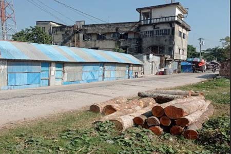 নেতার দখলে সরকারি  খাল