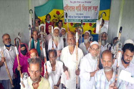 প্রবীনদের মাঝে লাঠি বিতরণ
