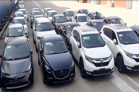 গাড়ী নিয়ে মোংলা বন্দরে বিদেশী জাহাজ