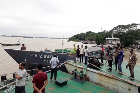 বাগেরহাটে মোংলায় বড় দুর্ঘটনা থেকে রক্ষা পেলো কার্গো জাহাজ