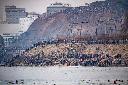 সেউতায় ২৪ ঘণ্টায় ৬০ হাজার অভিবাসীর ঢল