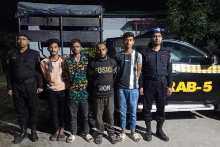 চাঁপাইনবাবগঞ্জে র্যাব এর অভিযানে ‘কিশোর গ্যাং লিডার’সহ আটক ৪