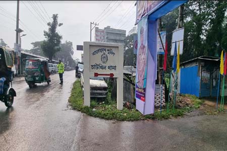 সড়কে পড়ে থাকা ব্যাগে মিলল ৫টি পেট্রোল বোমা  