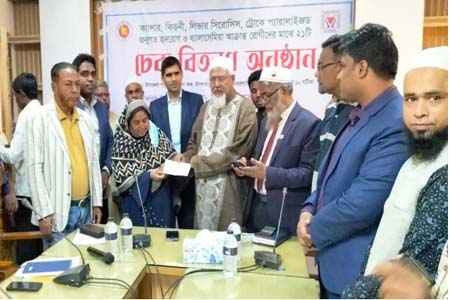 মারাত্মকরোগে আক্রান্ত রোগীদের মাঝে অনুদানের চেক তুলে দিলেন ধর্মমন্ত্রী