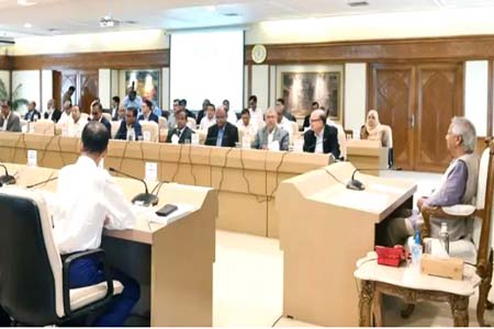 অন্তর্বর্তী সরকার গঠনের পর প্রথমবারের মতো সচিবদের সঙ্গে বৈঠকে প্রধান উপদেষ্টা