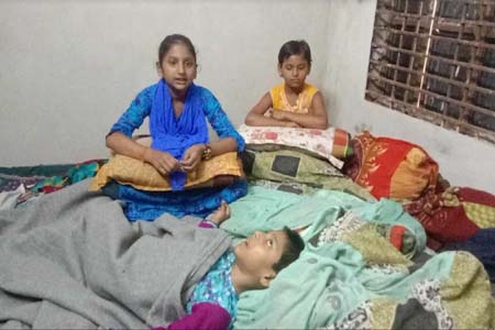 মায়ের খোঁজে পরকীয়া প্রেমিকের বাড়িতে তিন অসহায় শিশু
