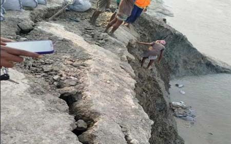 নদীর বাঁধে ভাঙ্গন