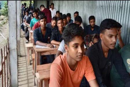 শিক্ষার্থীদের বারান্দায় পাঠদান