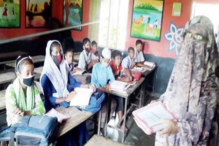 করোনাকালে বিদ্যালয়ে ক্লাস