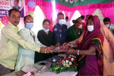 বস্ত্র ও খাবার বিতরণ