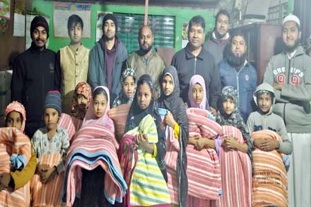 রাতে ঘুরে ঘুরে ছিন্নমুলের পাশে কম্বল নিয়ে হাজির ইউএনও