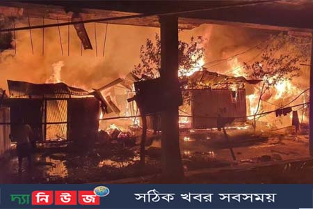 আগুনে পুড়ল আট বসতঘর